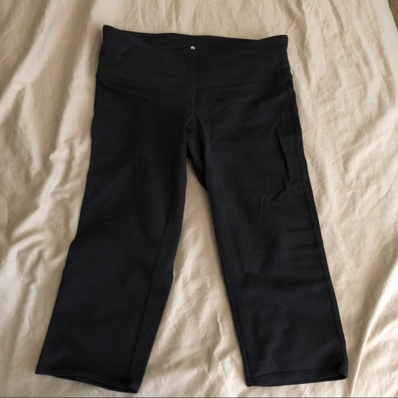 Athleta Gap simple black crop small - Picture 2 of 4